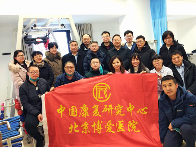 图为中康领导与医疗保障队员合影